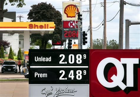 Gas prices st. louis missouri - Apr 27, 2023 · The national average for a gallon of regular gas is $3.64 on April 26, up 21 cents over the previous month, according to AAA. The good news is that gas is 49 cents below where it was on April 26 of last year, and more than a dollar below last year’s high of $5.02 a gallon, which it reached in June. And right now, economists aren’t expecting ...
